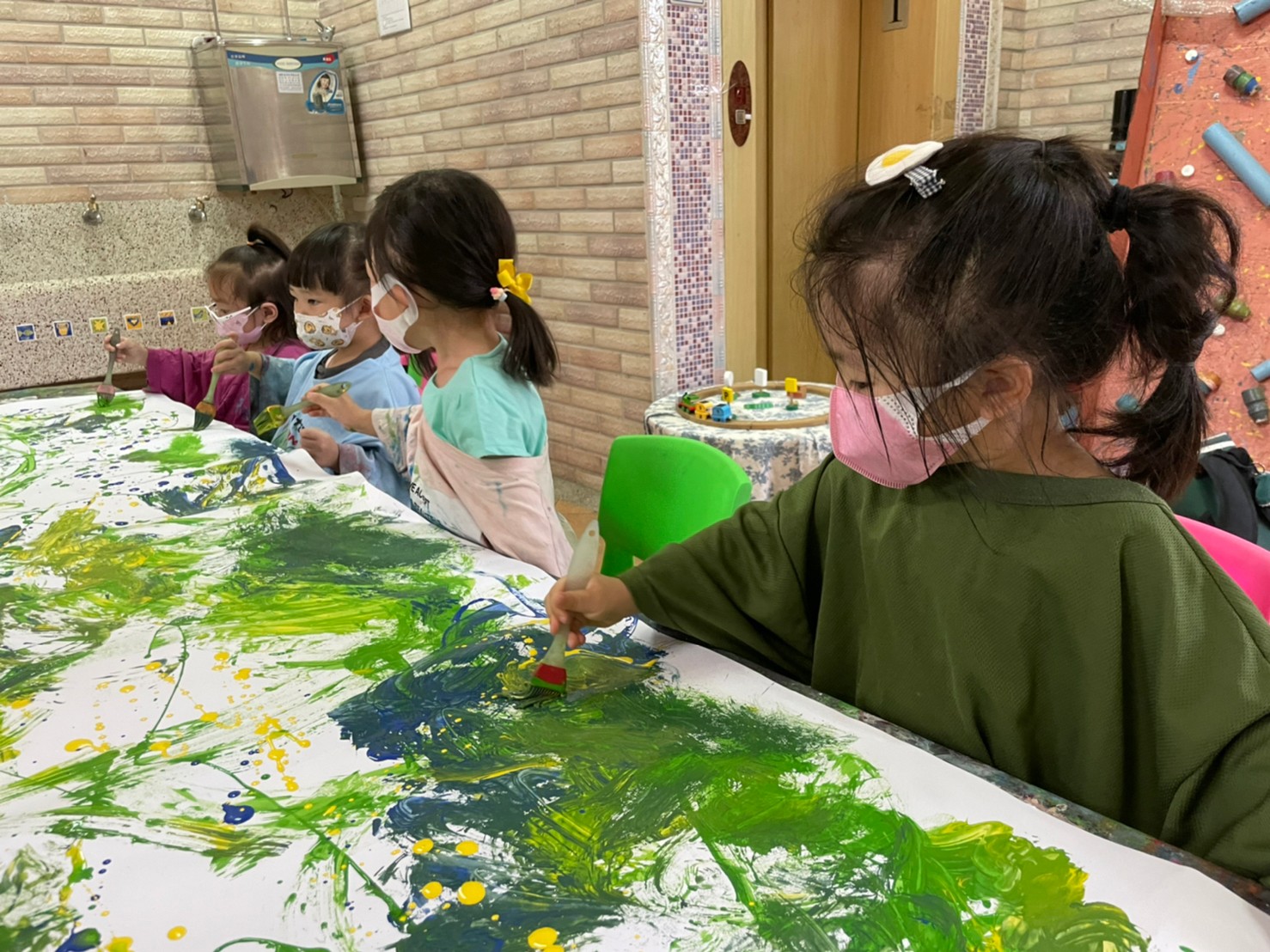 集體創作畫-我才不放手呢!