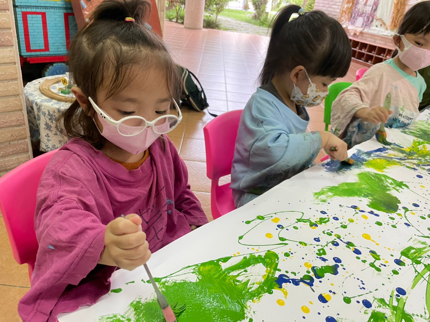 集體創作畫-我才不放手呢!