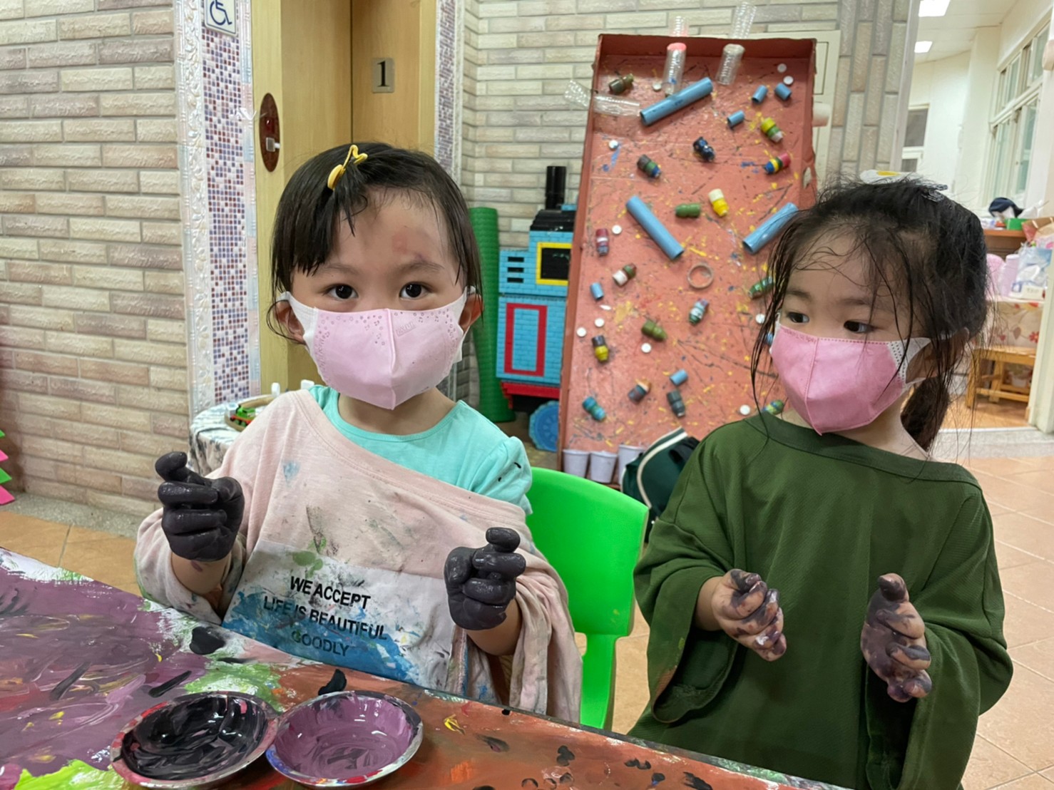 集體創作畫-我才不放手呢!