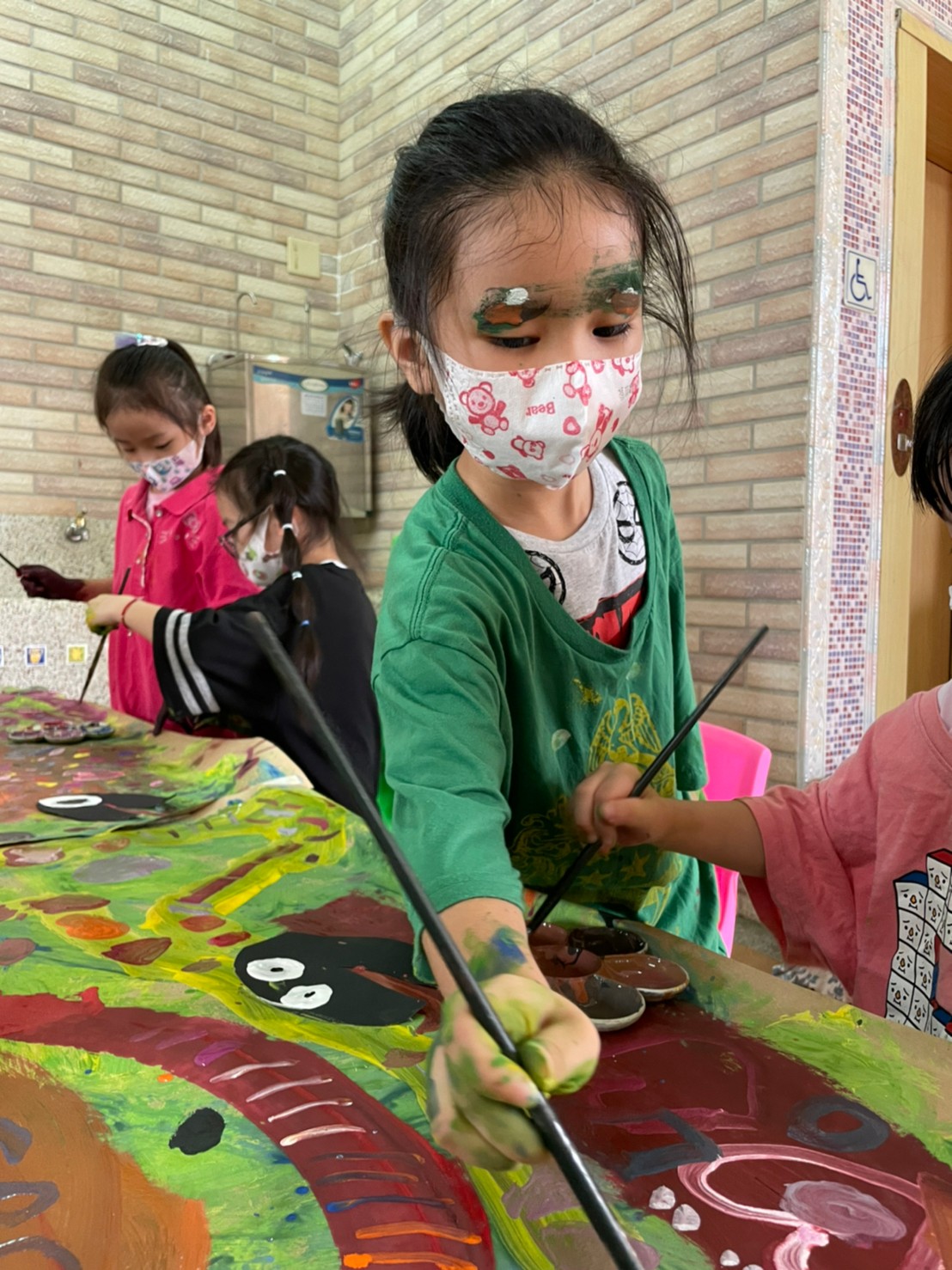 集體創作畫-我才不放手呢!