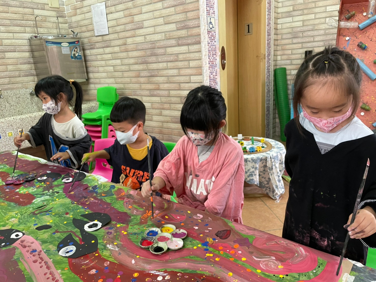 集體創作畫-我才不放手呢!