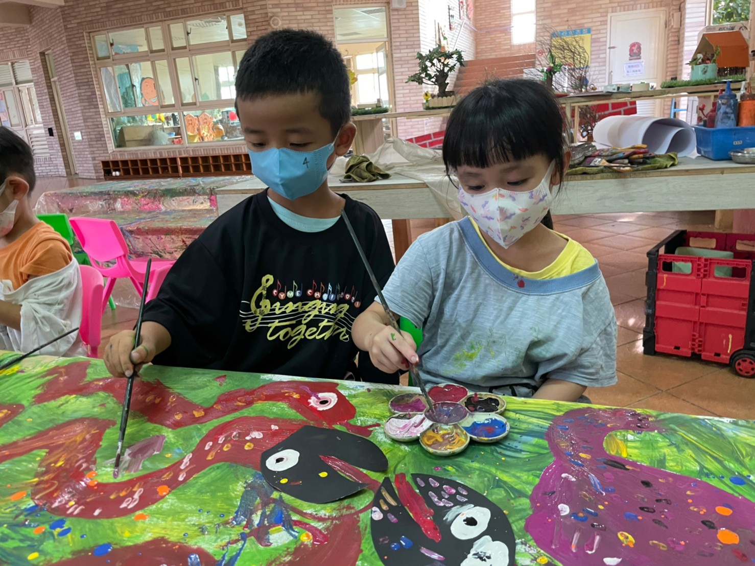 集體創作畫-我才不放手呢!