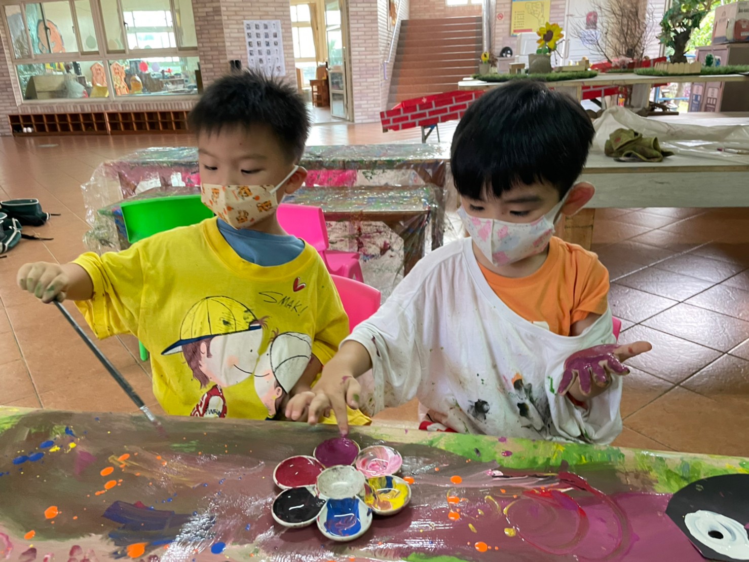 集體創作畫-我才不放手呢!