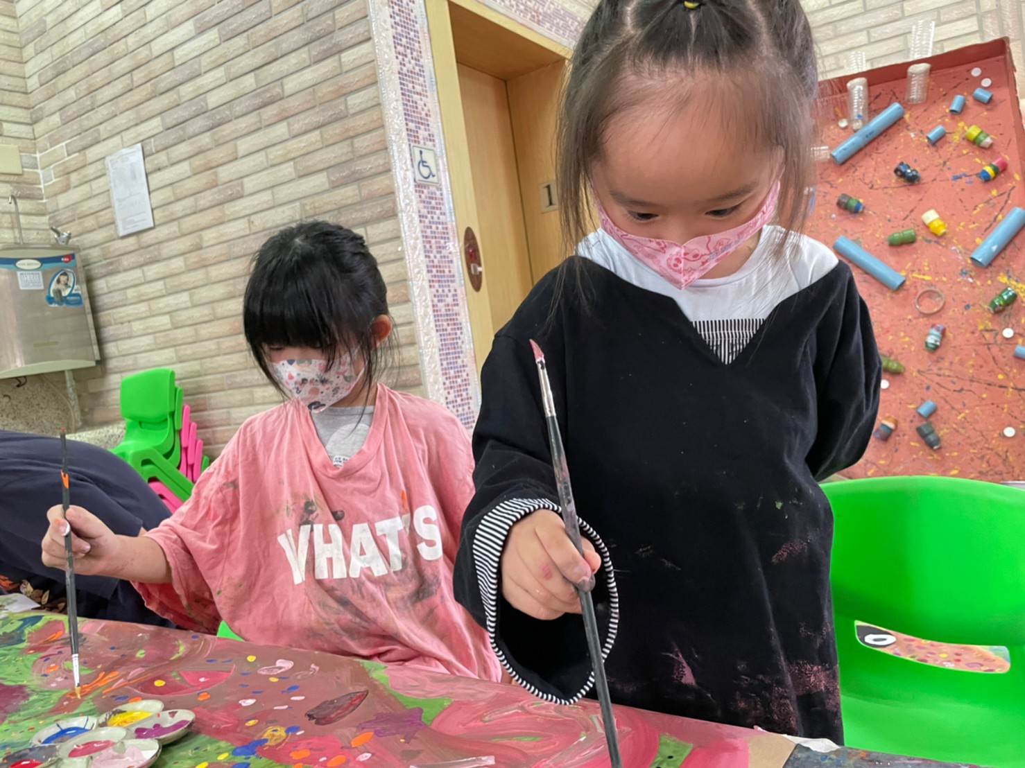 集體創作畫-我才不放手呢!