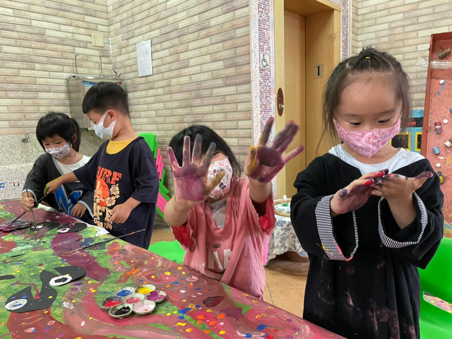 集體創作畫-我才不放手呢!